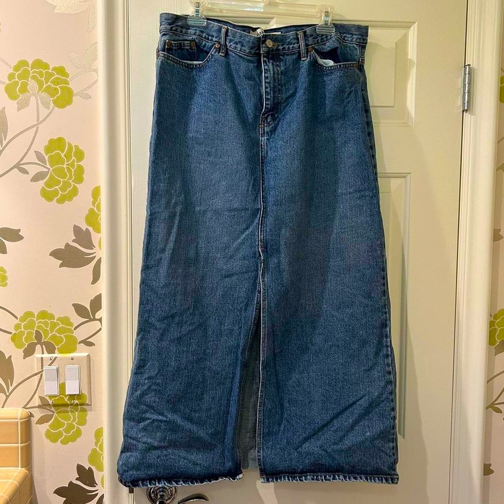 SOLD- Size 14, Gap brand, Denim Maxi/A-line skirt with middle pleat 👖
